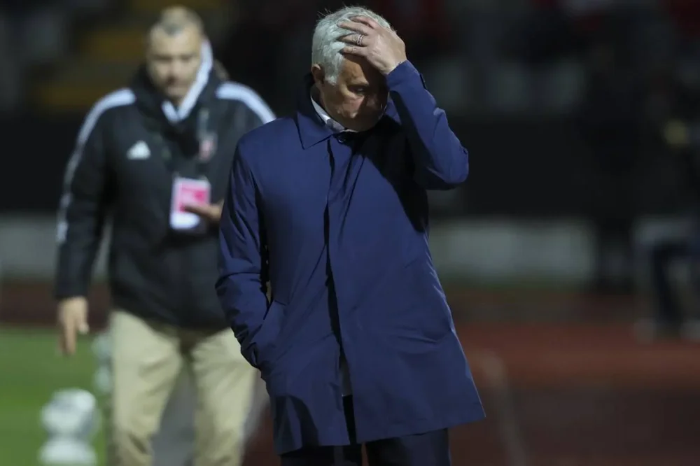 Mourinho, desesperado tras el empate frente a Benfica