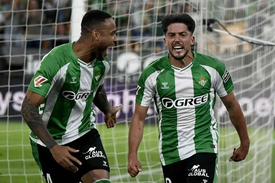 Fornals y Natan celebran el gol que ha dado al Betis la clasificación para la Champions