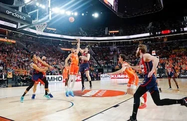 El Baskonia asalta el Roig Arena y aprieta  la clasificación