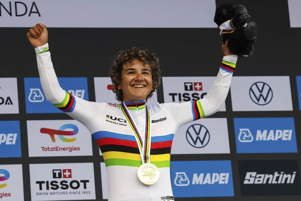 Paula Ostiz, con el maillot arcoíris.